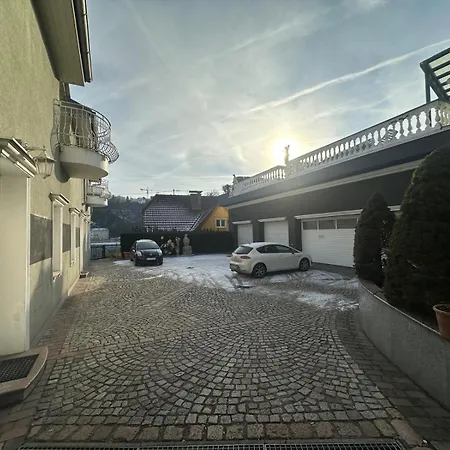 Honor Extravagance Linz